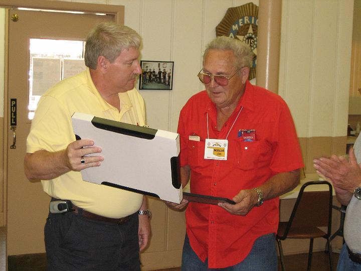 2007 Eyeball - Club Prez K9TWV, John presenting Award to N5U.JPG